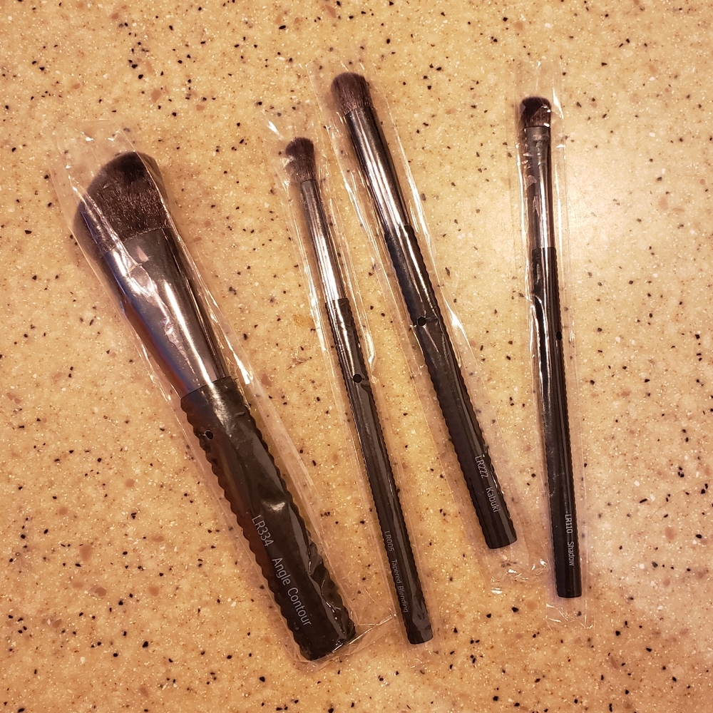 NWT Laruce Set of 4 Brushes